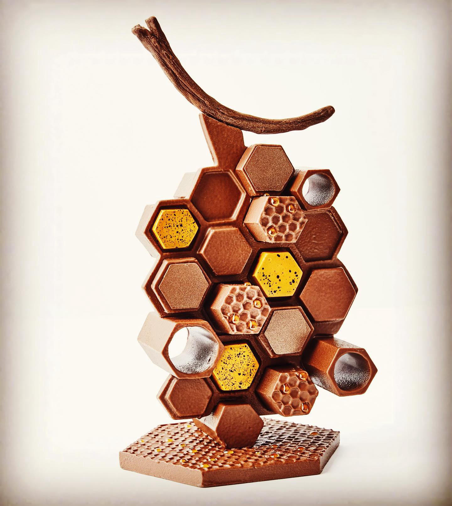 image  1 La ruche #brachparis Une belle pièce au chocolat au lait pur cru de République dominicaine Création