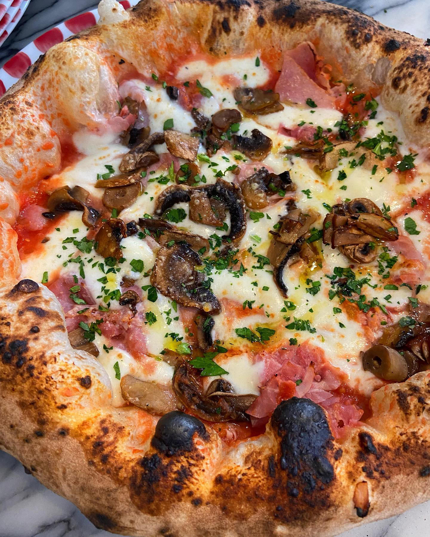 Peppe pizzeria napoletana - Elle ne rentre même pas dans le cadre tellement elle est généreuse